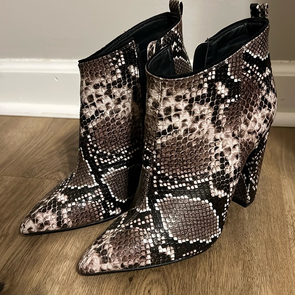 Snakeskin booties, ankle boots size 6
